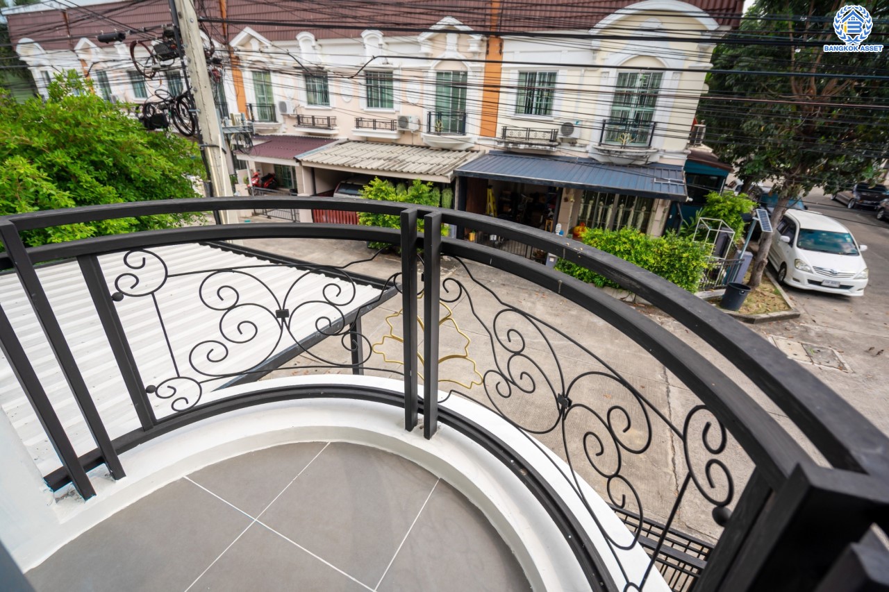 บ้านมือสองตกแต่งใหม่ ม.เดอะวิลล่า ราชพฤกษ์-ท่าอิฐ หลังมุม แบรนด์ Property Perfect โซนต้นโครงการ เดินทางสะดวก เนื้อที่ 23.9 ตร.ว. ฟังก์ชัน 3 ห้องนอน 2 ห้องน้ำ จอดรถได้ 1 คัน บนทำเลเชื่อมต่อทั้ง ถ.รัตนาธิเบศร์ และถ.ราชพฤกษ์ และเพียง 10 นาทีถึงรถไฟฟ้า "สถานีบางรักน้อยท่าอิฐ"...